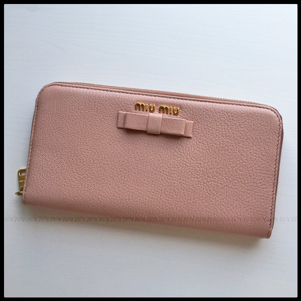 2017新作 MIU MIU ミュウミュウスーパーコピー リボンの長財布 オーキッド+ホワイト5ML506 2E8R F0JU8